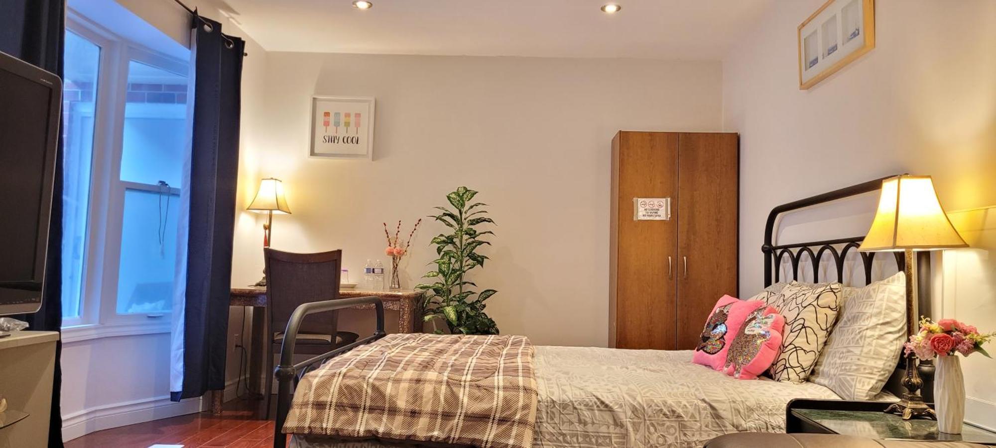 Mainfloor Spacious Room In トロント エクステリア 写真